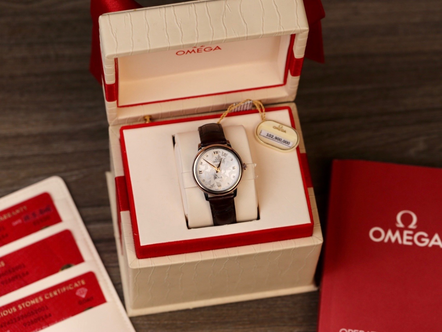 omega-de-ville-prestige-silver-diamond-dial-butterfly.jpg